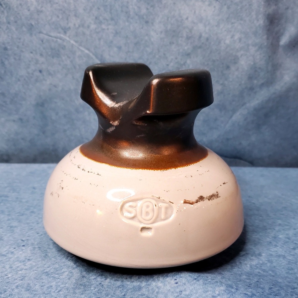 Vintage SBT Ohio Brass Co. Two-Tone Brown & White Porcelain Saddle Insulator - Picture 2 of 10